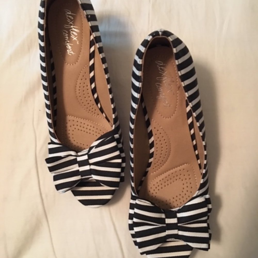Super cute black and white wedges!